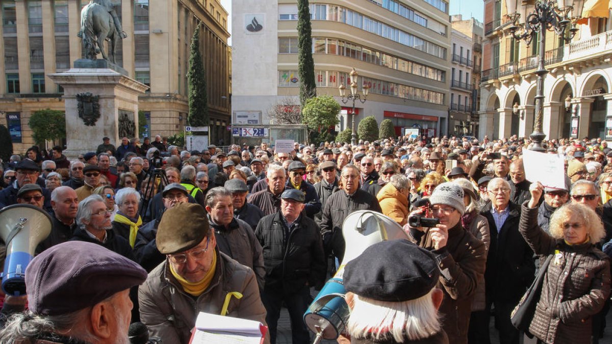 Un miler de persones es manifesten en defensa del sistema de pensions