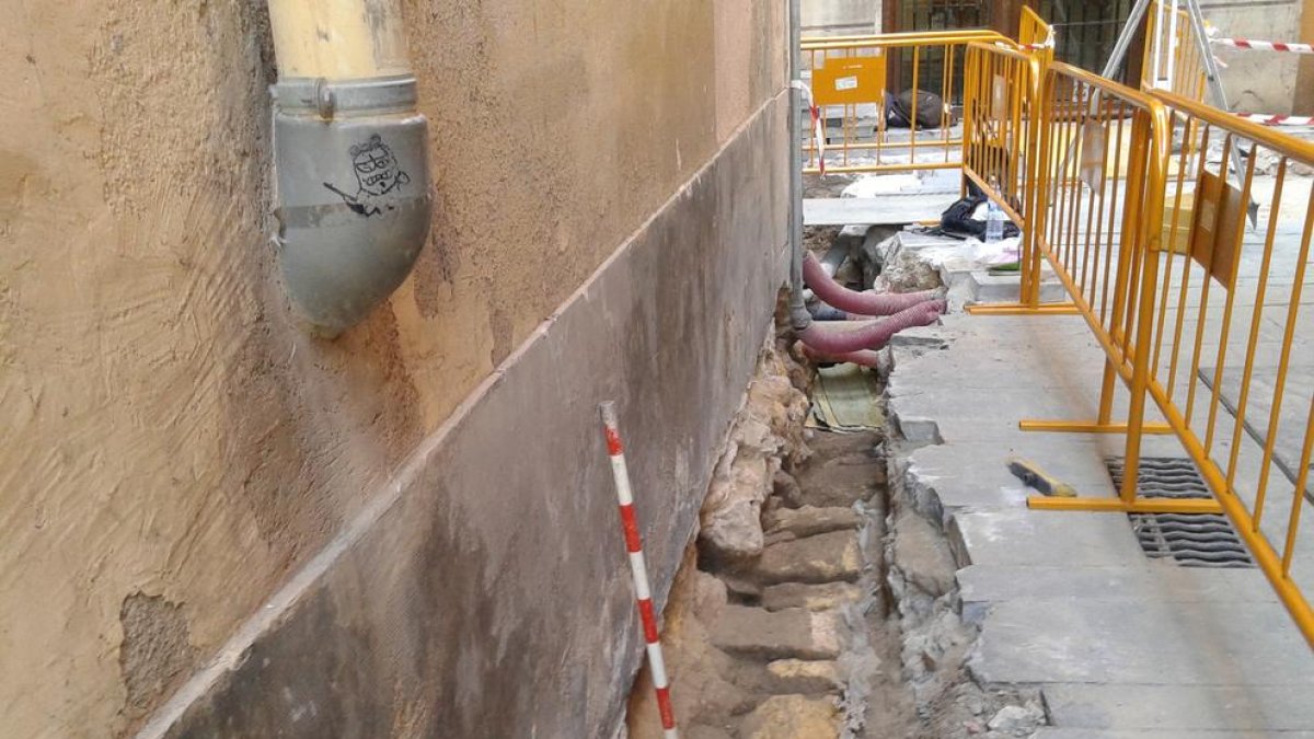 Localitzen restes d'època romana i moderna al carrer de la Nao