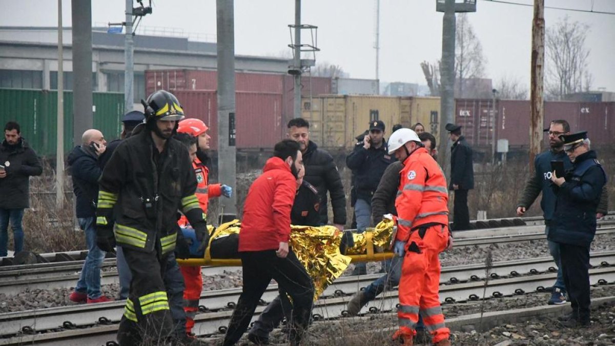 Dos muertos y decenas de heridos por el descarrilamiento de un tren en Milán