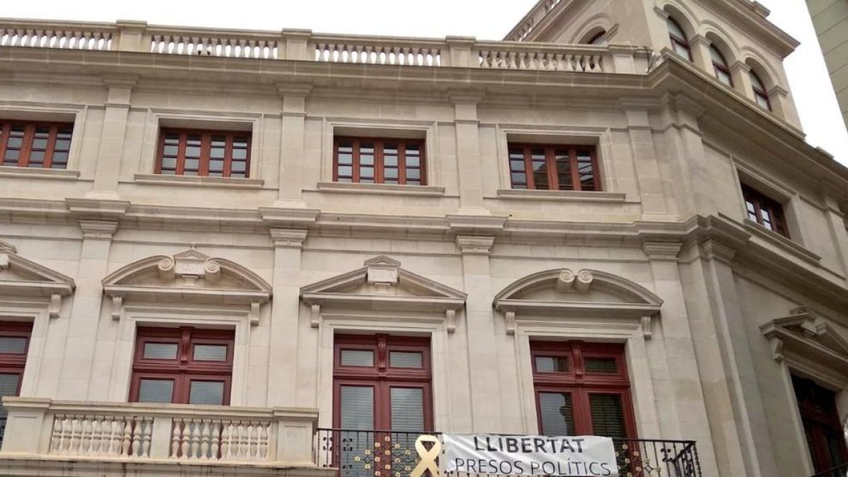 La pancarta «libertad presos políticos» vuelve a lucir en el Ayuntamiento de Reus