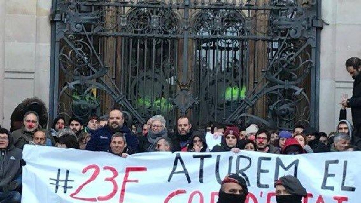 Los Mossos desalojan decenas de activistas de los CDR que han bloqueado la puerta del TSJC