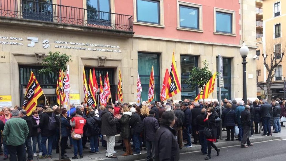 Jubilats de la UGT i CCO lliuren signatures per un increment digne de les pensions