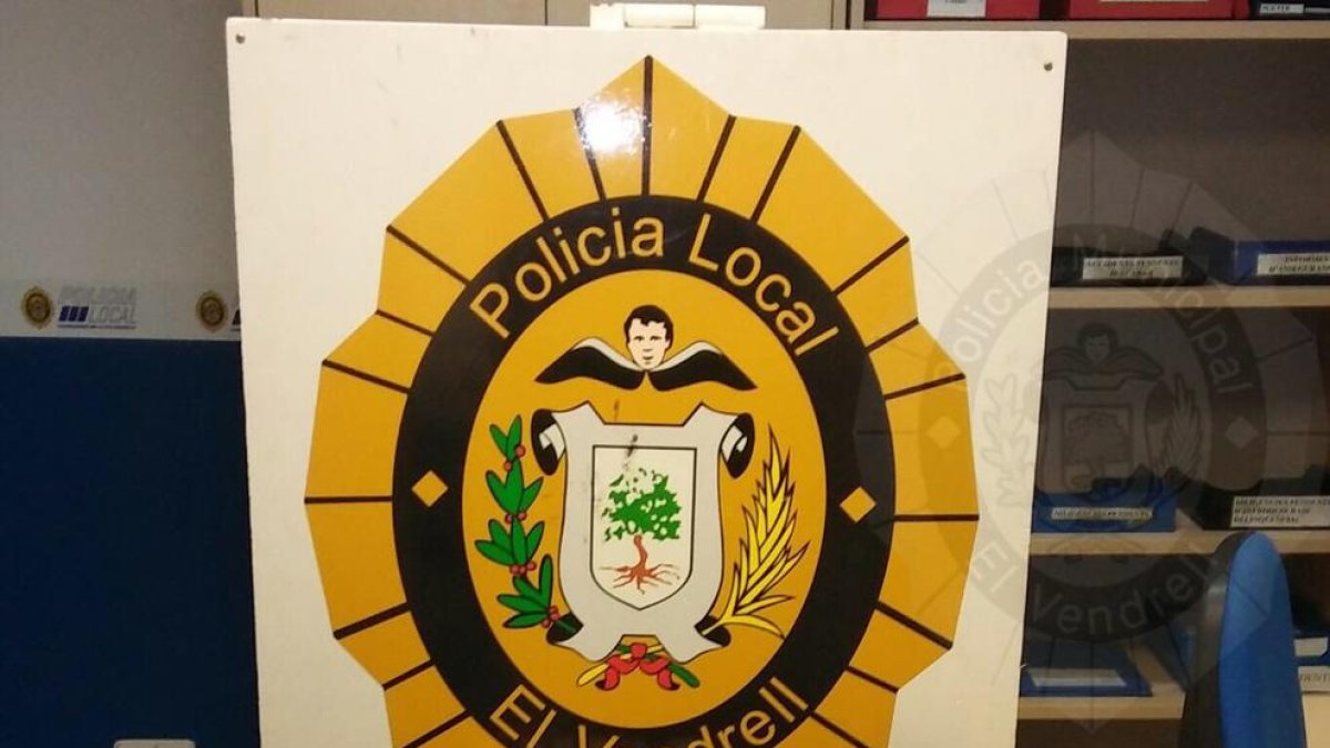 El conductor d'un vehicle dóna positiu en drogues i intervenen armes blanques als ocupants