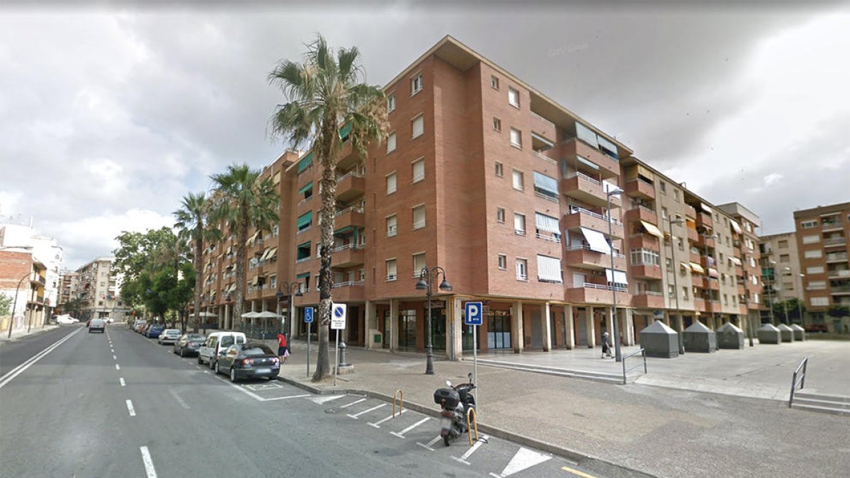 Encasta el cotxe contra un arbre a Reus i rep una denúncia penal pel nivell d'alcoholèmia que patia