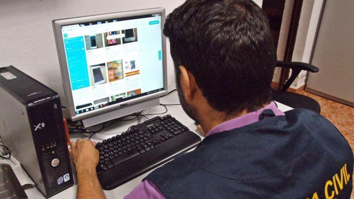 Desmantelan un grupo especializado en estafas a través de la venta de móviles en Internet