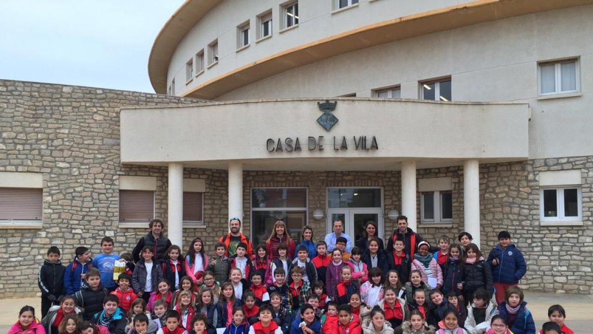 Una setantena d'escolars visiten la Casa de la Vila de l'Hospitalet de l'Infant