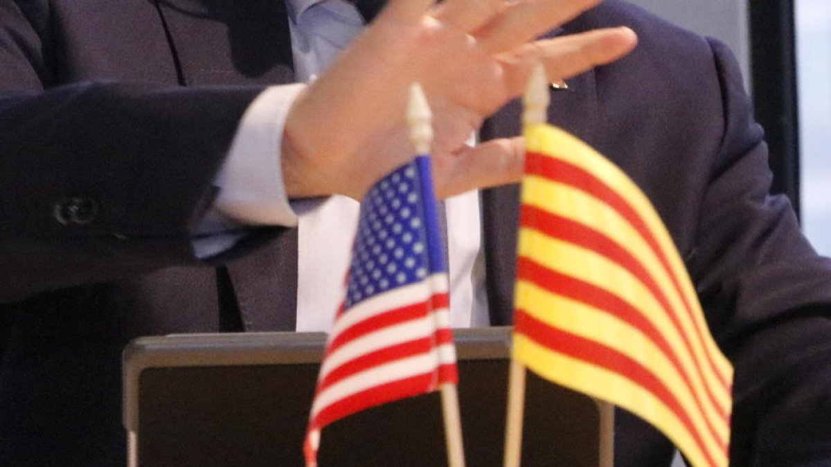 El Gobierno convoca el concurso público por los lugares|sitios de delegado a Francia y a los Estados Unidos