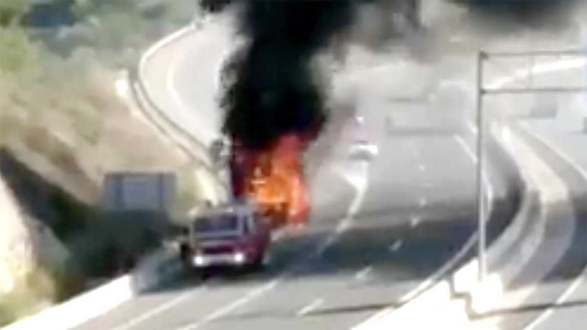 Incendi en un motor d'un camió de repartiment a l'A-7 a Tarragona