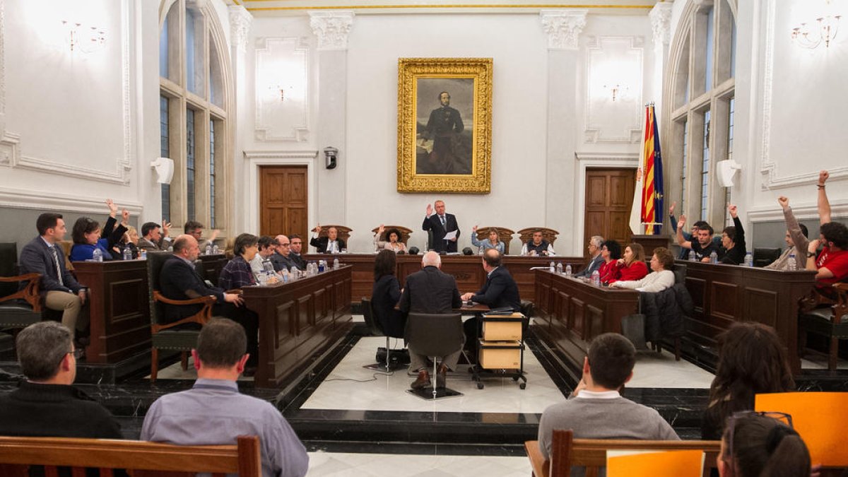 El Ayuntamiento se compromete con los CDR y avala su carácter no violento