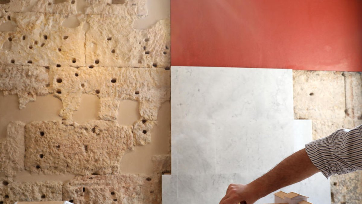 El Museo Bíblico de Tarragona recrea el muro del área sacra con mármol de Carrara