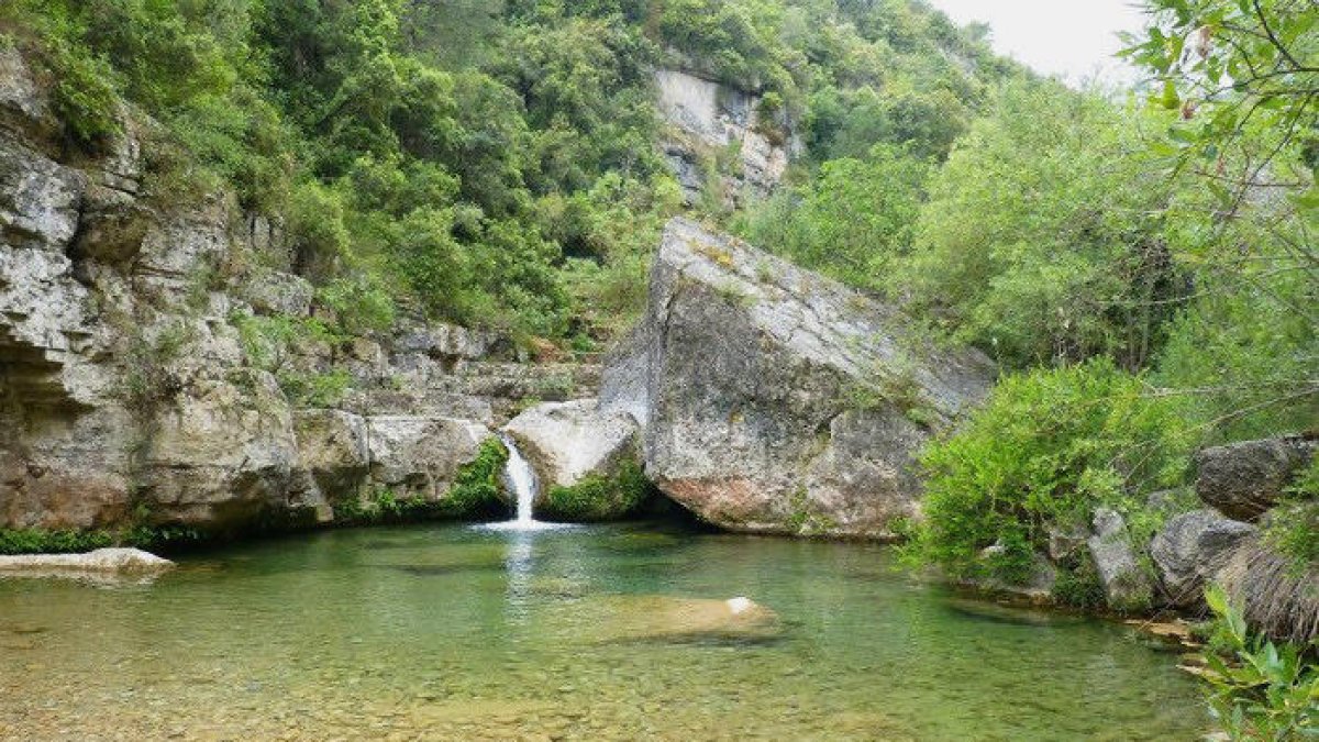 Refrescar-se a l'estiu amb els més petits al Toll de l'Escletxa