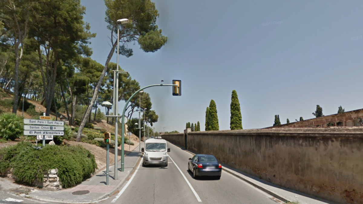 Dos furgonetes i una moto xoquen al cementiri