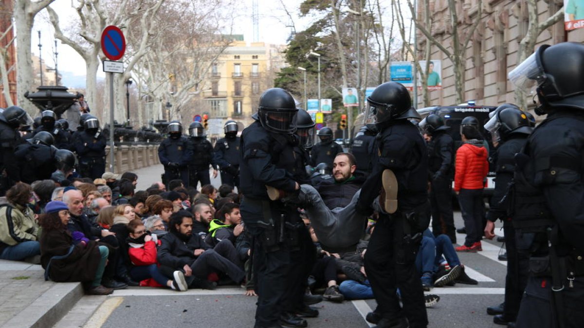 Els Minyons, «indignats» per la detenció d'un membre de la colla que participava en la protesta davant el TSJC