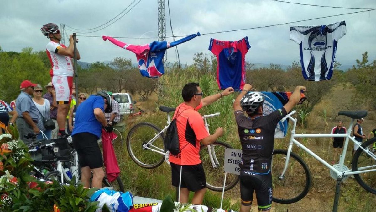 Más de 2.000 ciclistas reclaman el endurecimiento del código penal en la marcha por las dos víctimas mortales de Riudoms