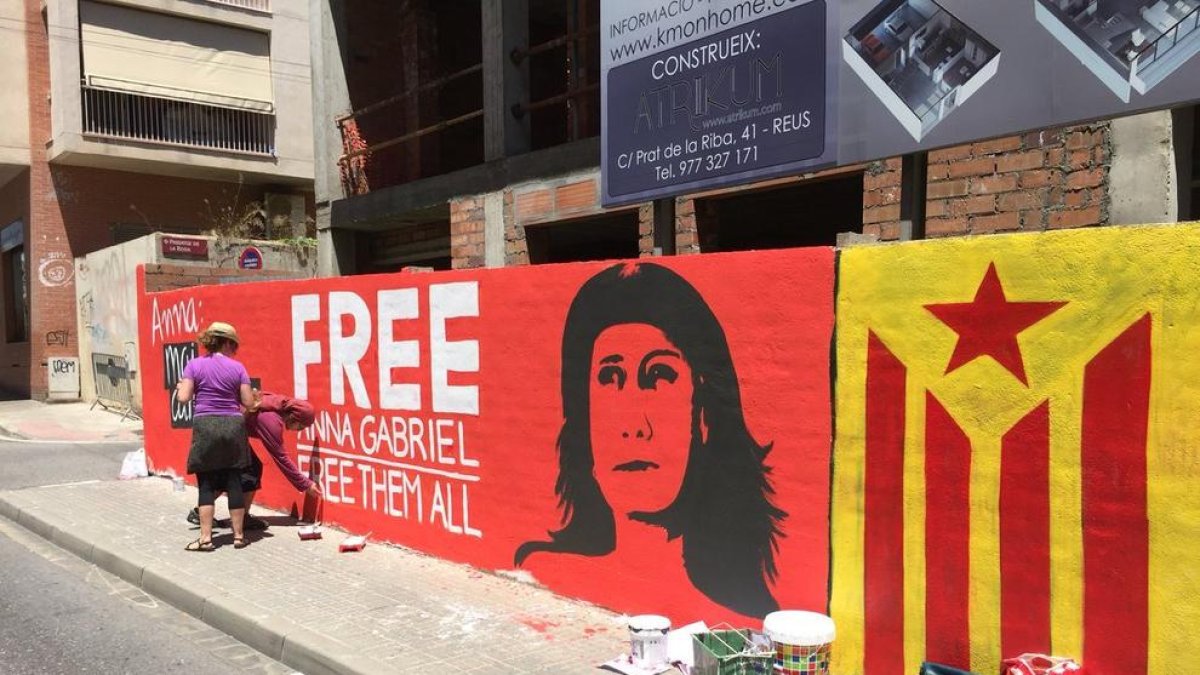 El Casal Despertaferro pinta un mural de Anna Gabriel y acto seguido pide disculpas