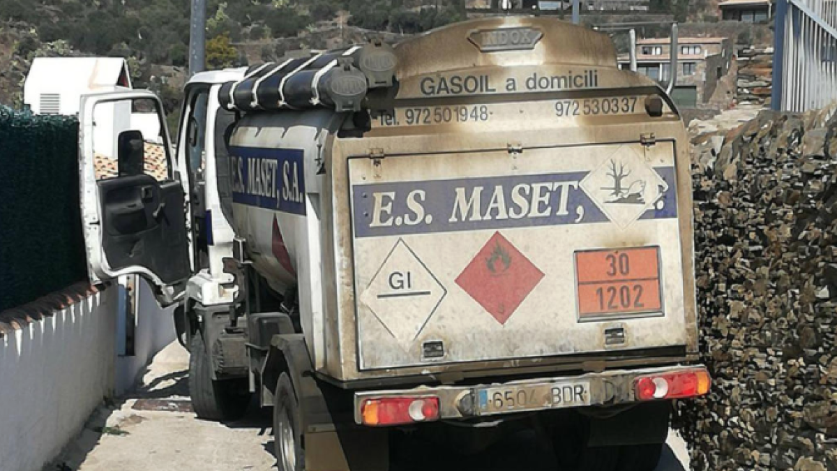 Un xofer és atropellat pel seu propi camió cisterna