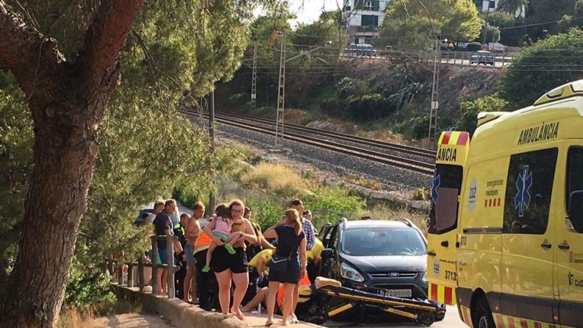 Un vehículo desenfrenado atropella a tres personas en Cala Romana