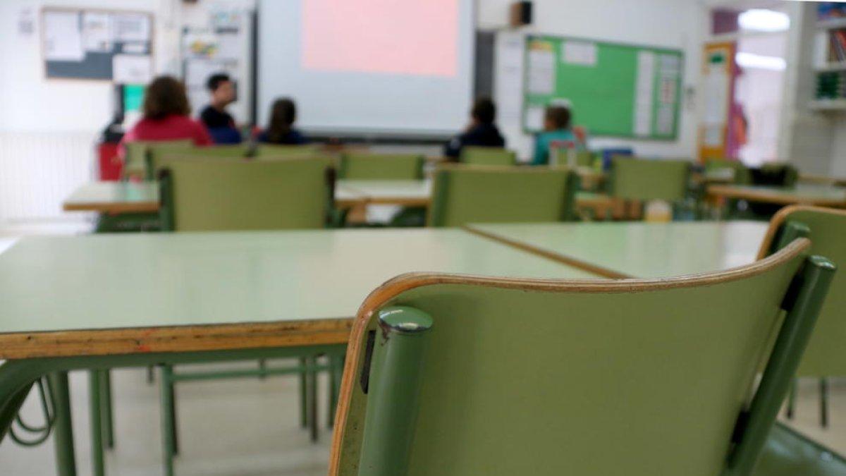 Tres nens es mengen haixix que estava dintre d'un ou Kinder