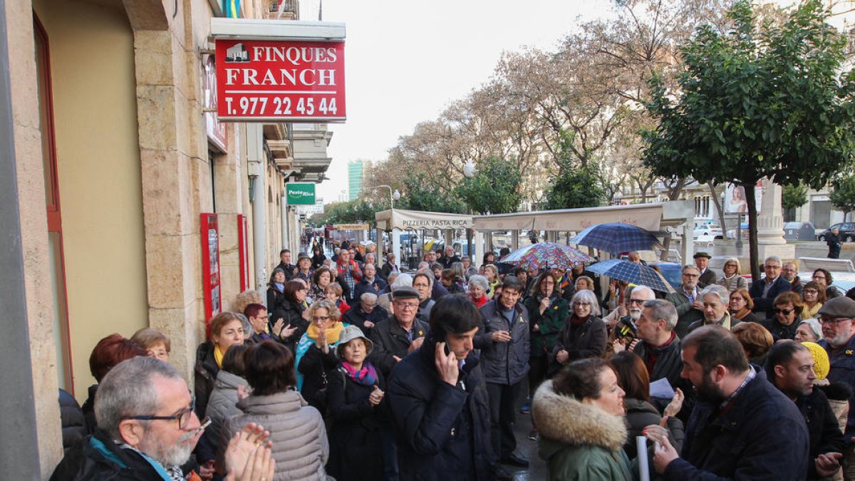 Más de un centenar de personas en Tarragona protestan contra el cacheo a Òmnium