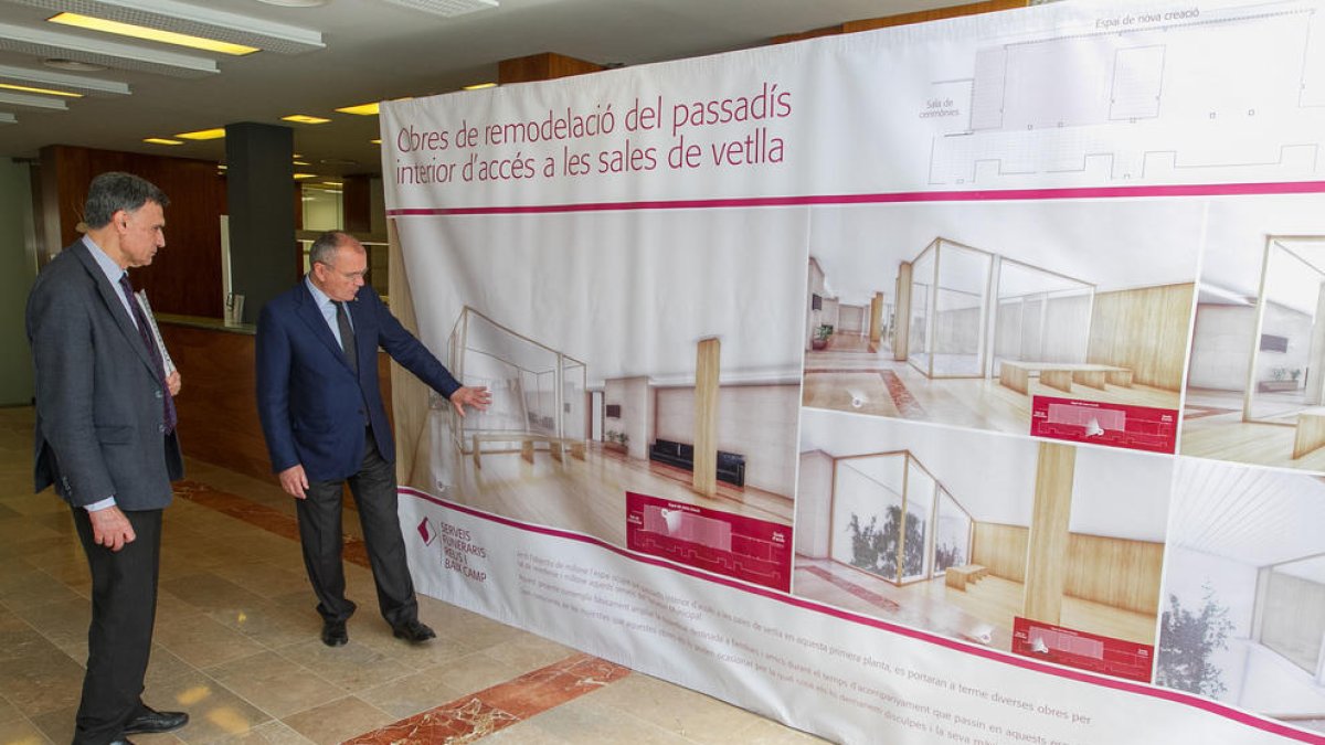 El tanatorio de Reus proyecta una zona de estancia en el pasillo que va a las salas de velatorio