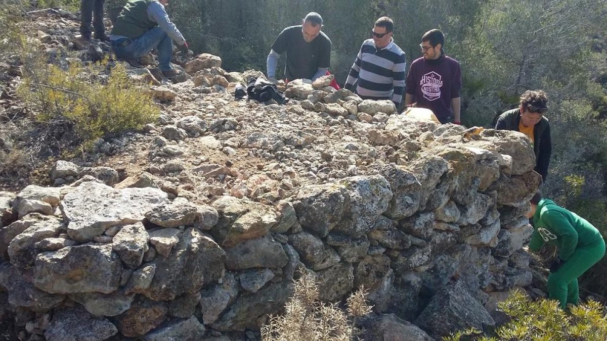 El Voluntariado del Gaià reconstruye los muros de la ermita Sant Antoni