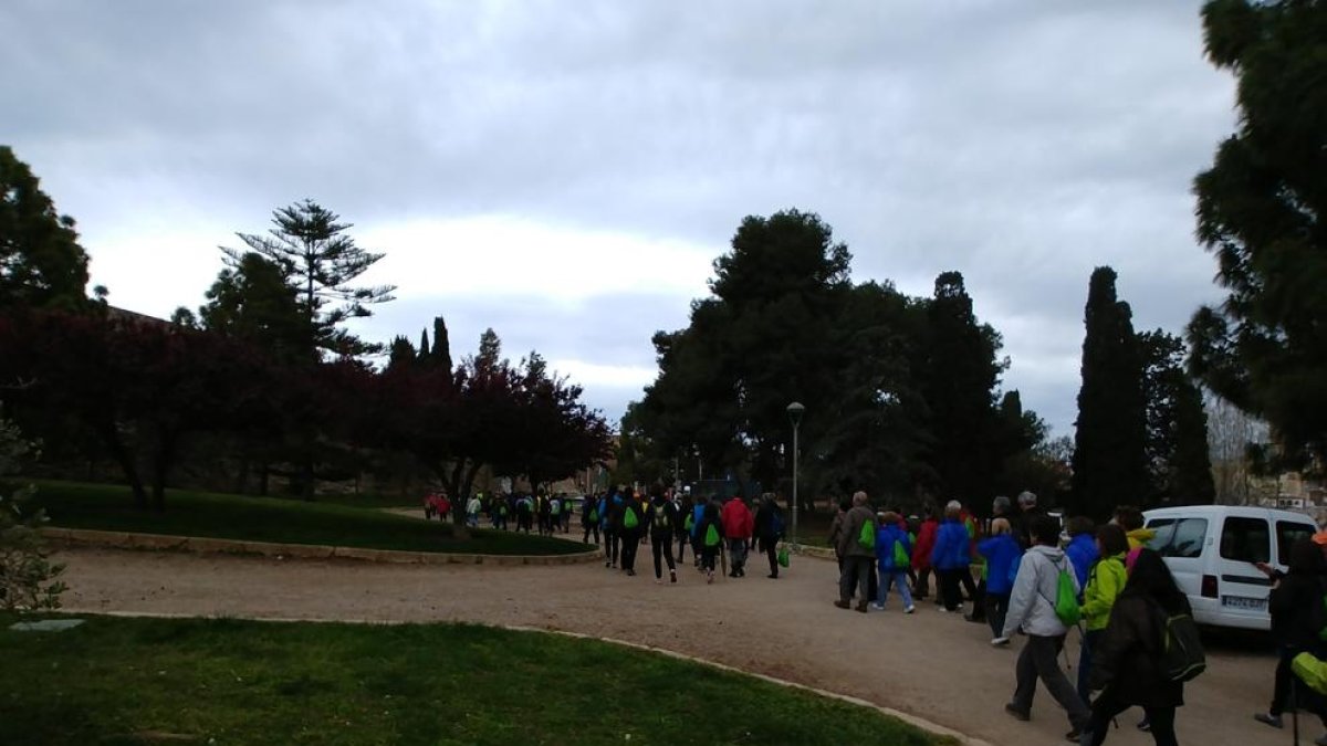 Unes 150 persones participen a la caminada 'A bon pas fem salut'