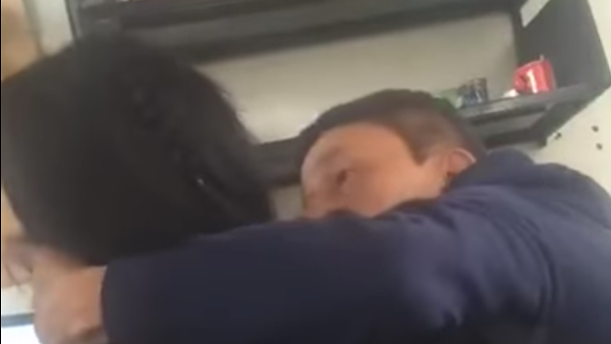 Una estudiant grava el moment en el qual és assetjada sexualment per un professor