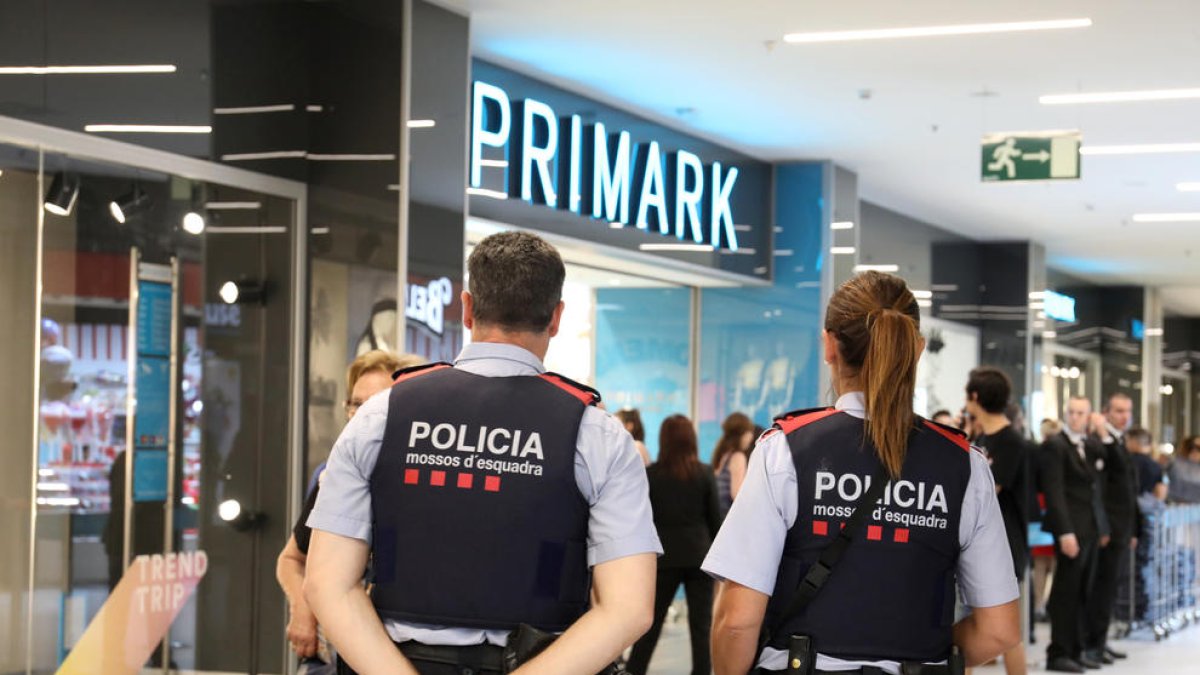 Empleados de Parque Central alertan de los robos de bolsos y carteras