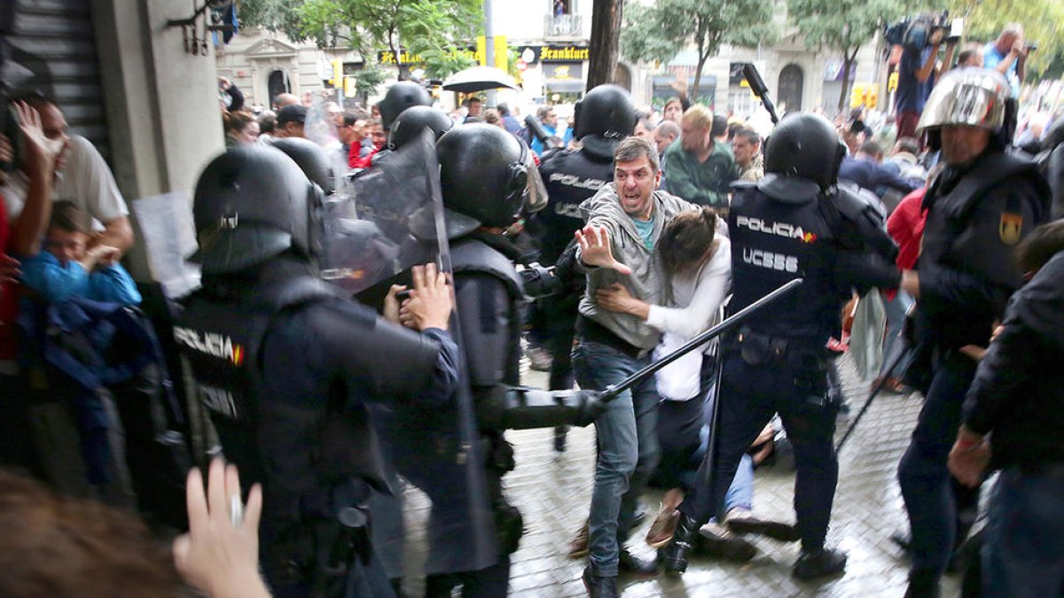 Barcelona estudiarà si pot denunciar els danys a la imatge de la ciutat per les càrregues policials de l'1-O