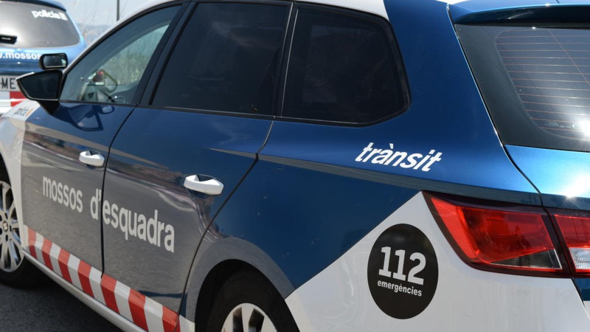 Un coche sale de la vía dando vueltas de campana en Riudoms