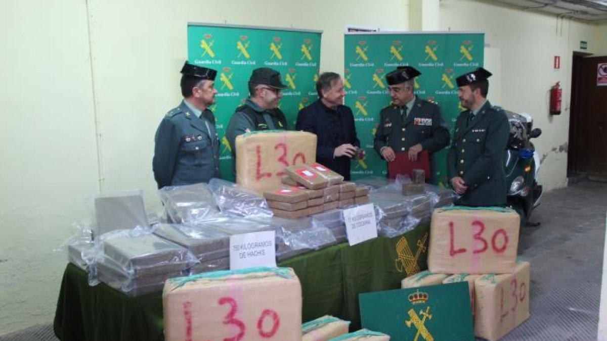 Detenidos por transportar cocaína y hachís en un autobús en Puçol