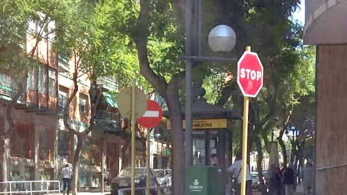 Denuncian la falta de visibilidad entre las calles Rovira i Virgili y Hernández de Sanahuja