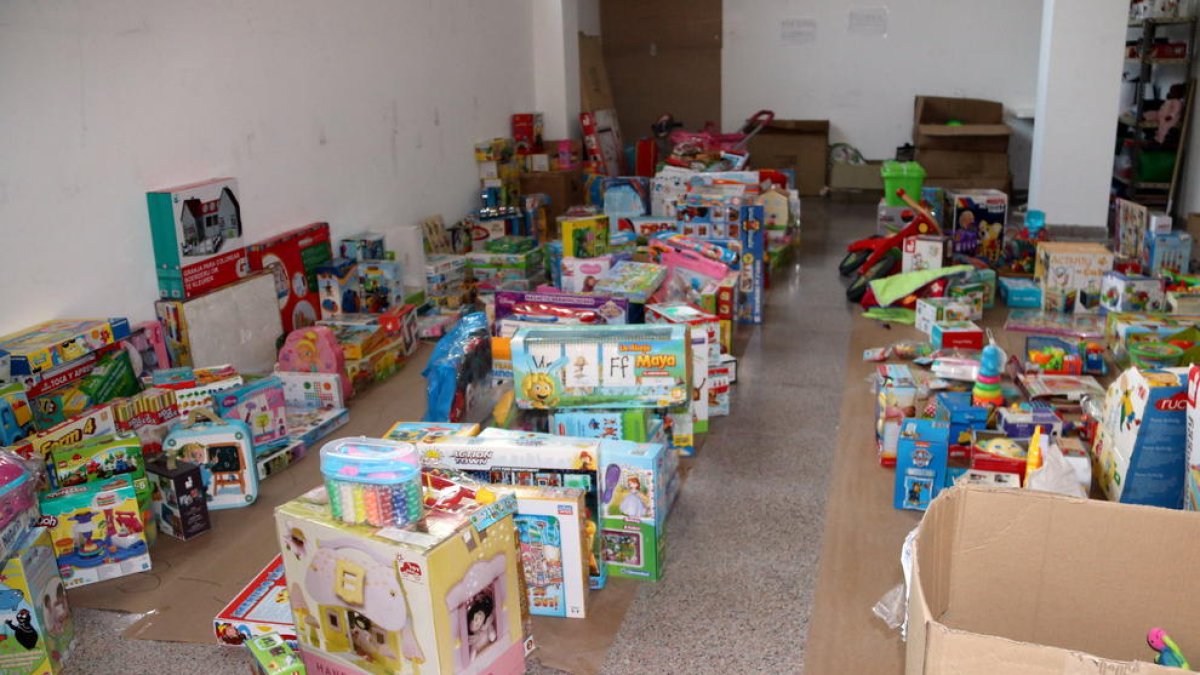 Un nen roba 10.000 euros i els seus pares se'ls gasten en joguines