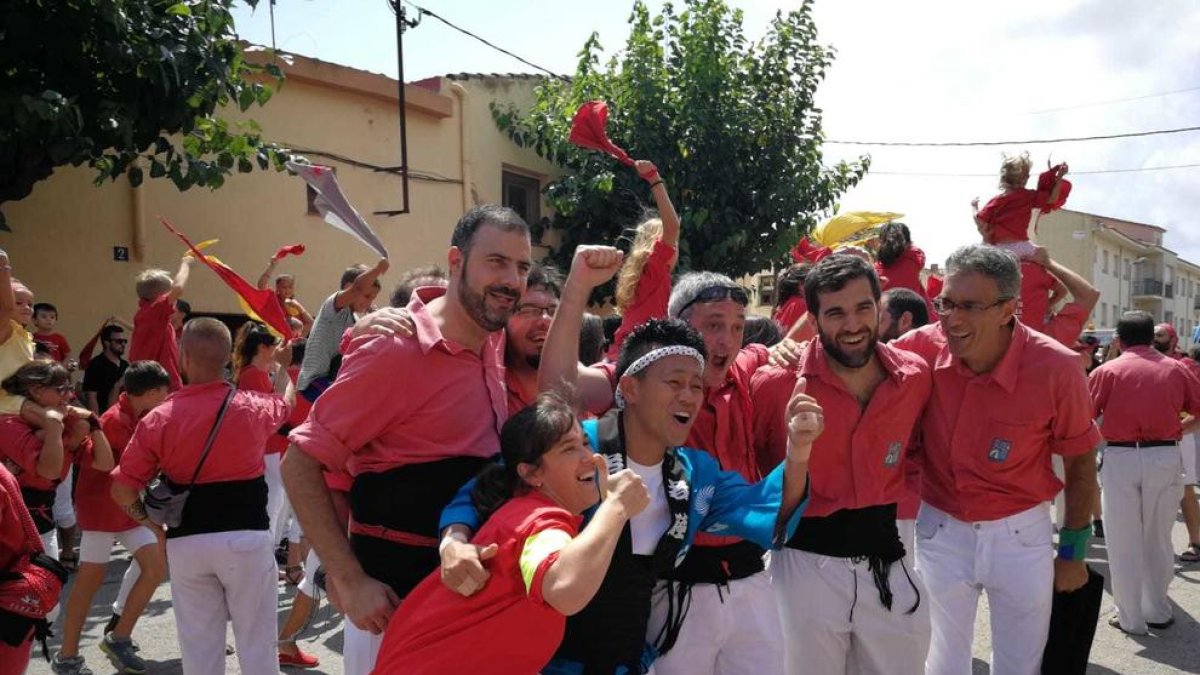 Una estrella de la televisión Japonesa vive los castillos con la Joves de Valls