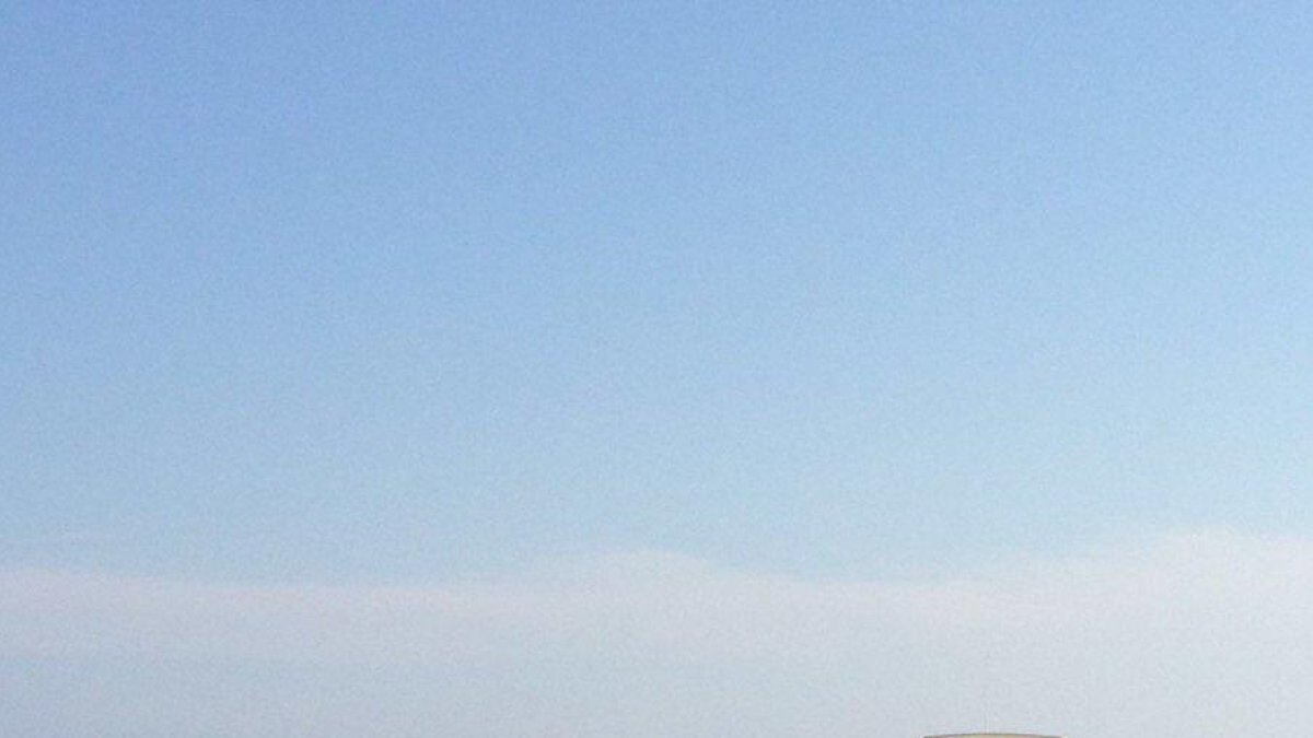 Un yate encalla en una playa de Salou