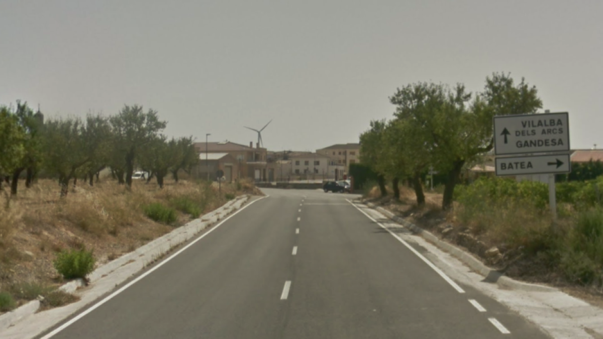 Cortada la TV-7231 en Vilalba dels Arcs al incendiarse una furgoneta después de un choque