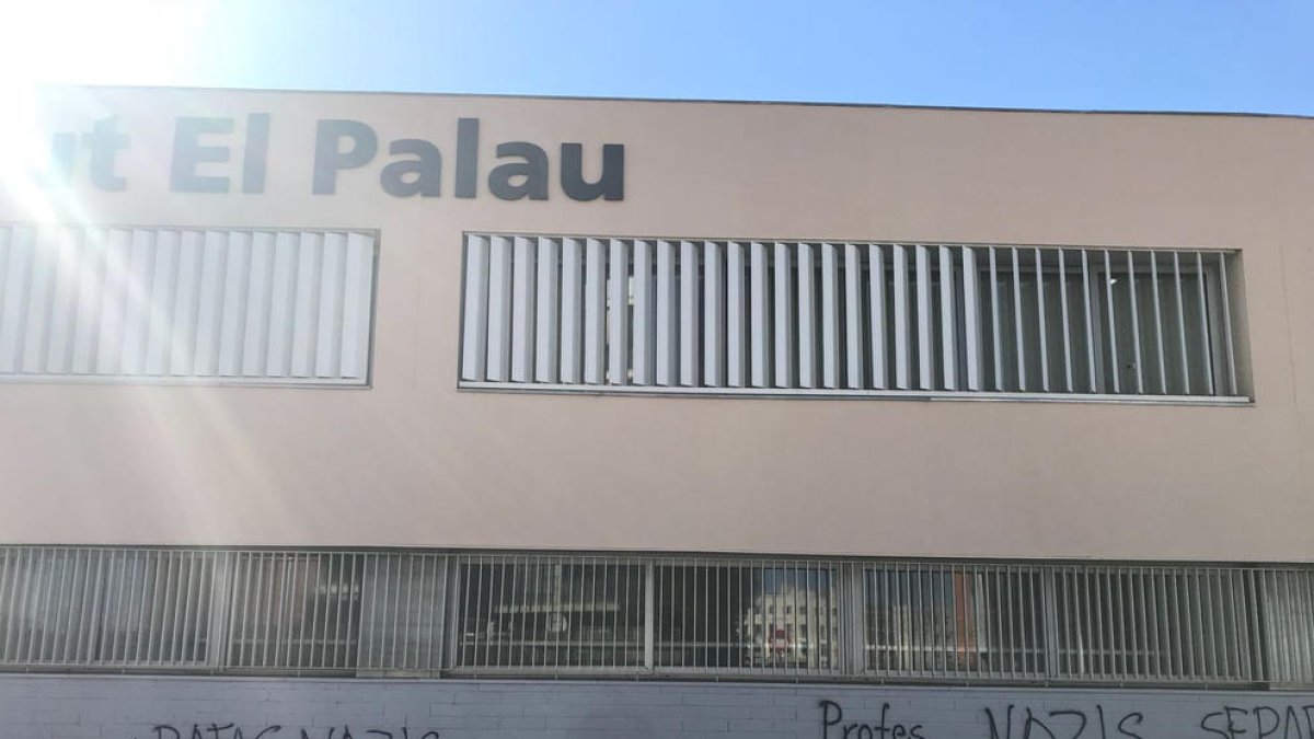 Una treintena de profesores de l'IES El Palau de Sant Andreu de la Barca piden el traslado