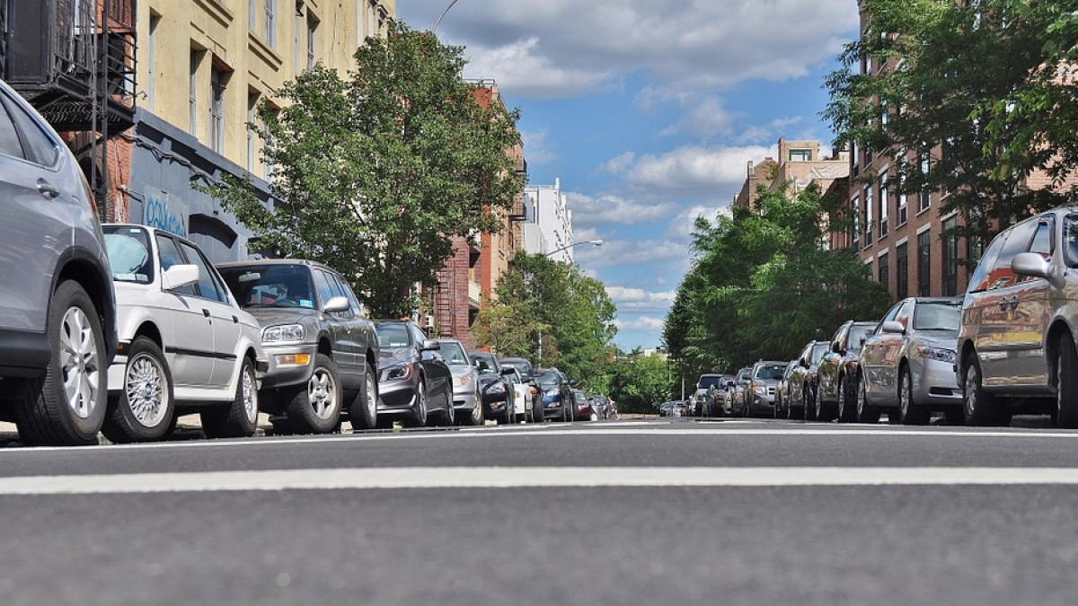 Rescatan a un menor de 15 años cerrado al coche mientras su padre estaba haciendo tapas