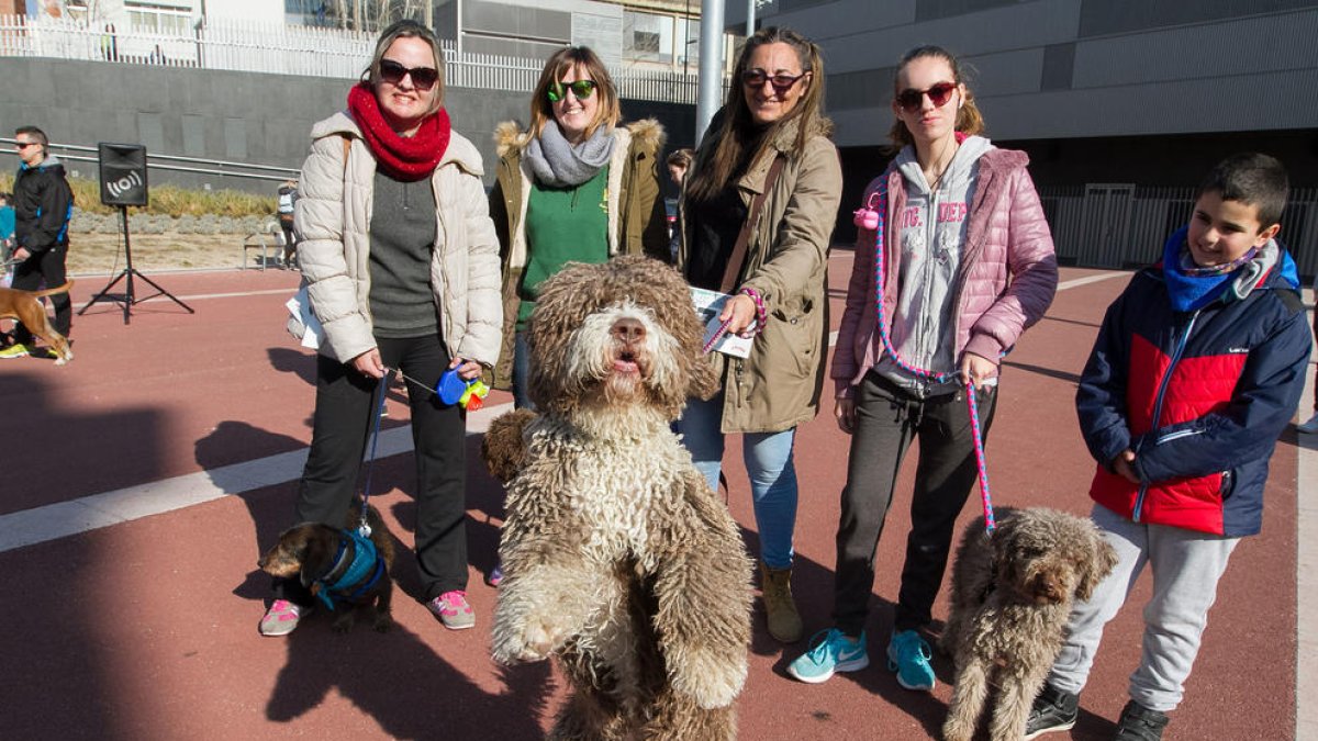 Hasta 160 perros pasean el civismo y el respeto por el entorno en cerca de 4 km
