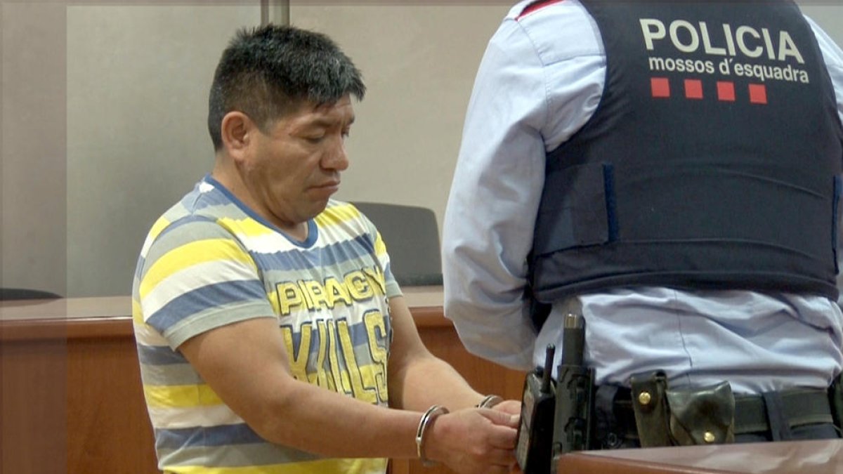 La hija mayor del acusado de abusar de dos hijas explica que a veces la violaba dos veces al día