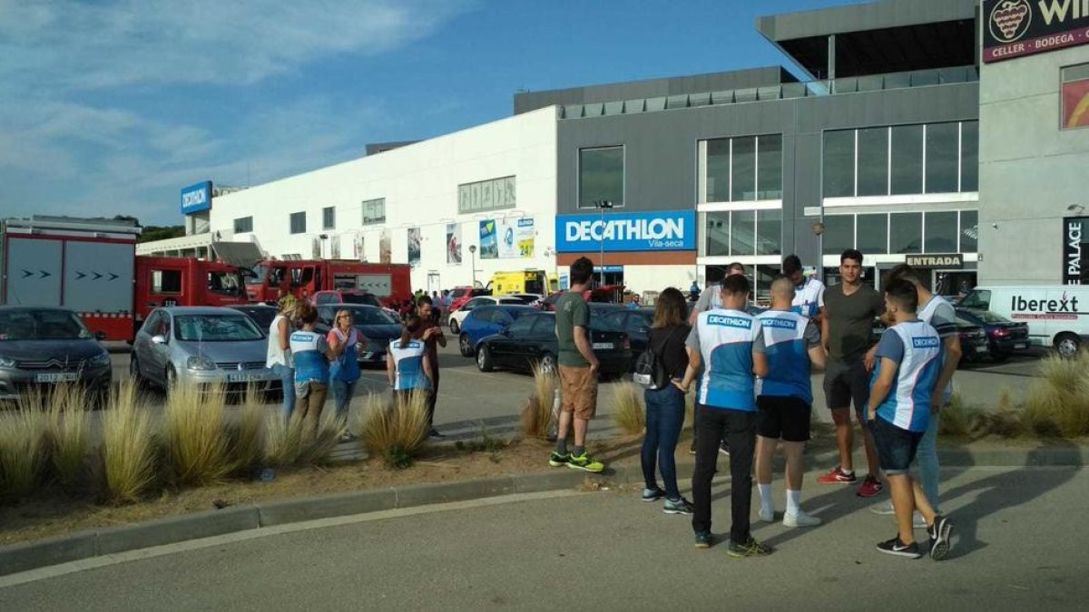 Desalojan los establecimientos del Port Halley de Vila-seca por un fuerte olor