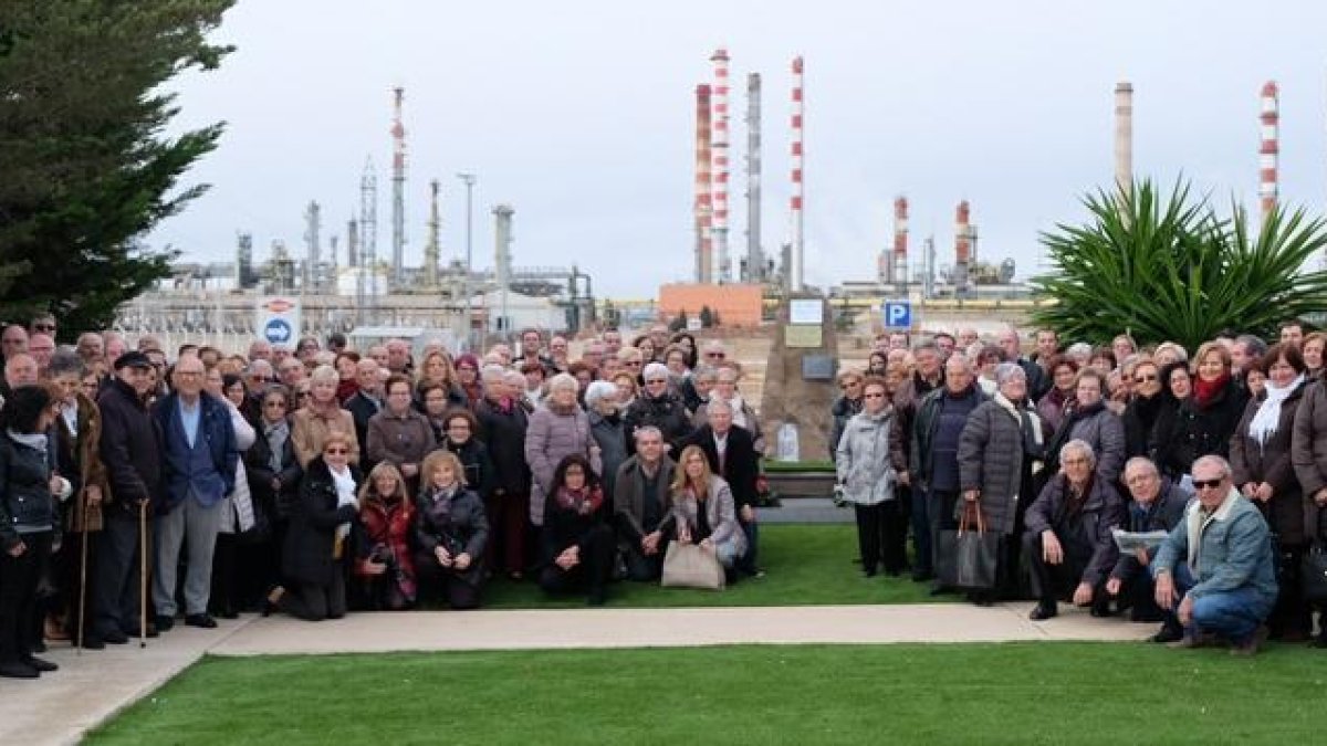 Dow i La Pobla celebren la tradicional visita al monòlit del Lledó