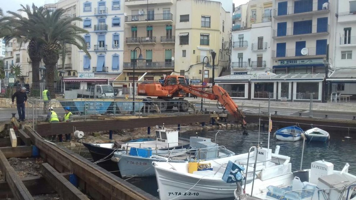 Comença la neteja del fons marí al port de l'Ametlla de Mar