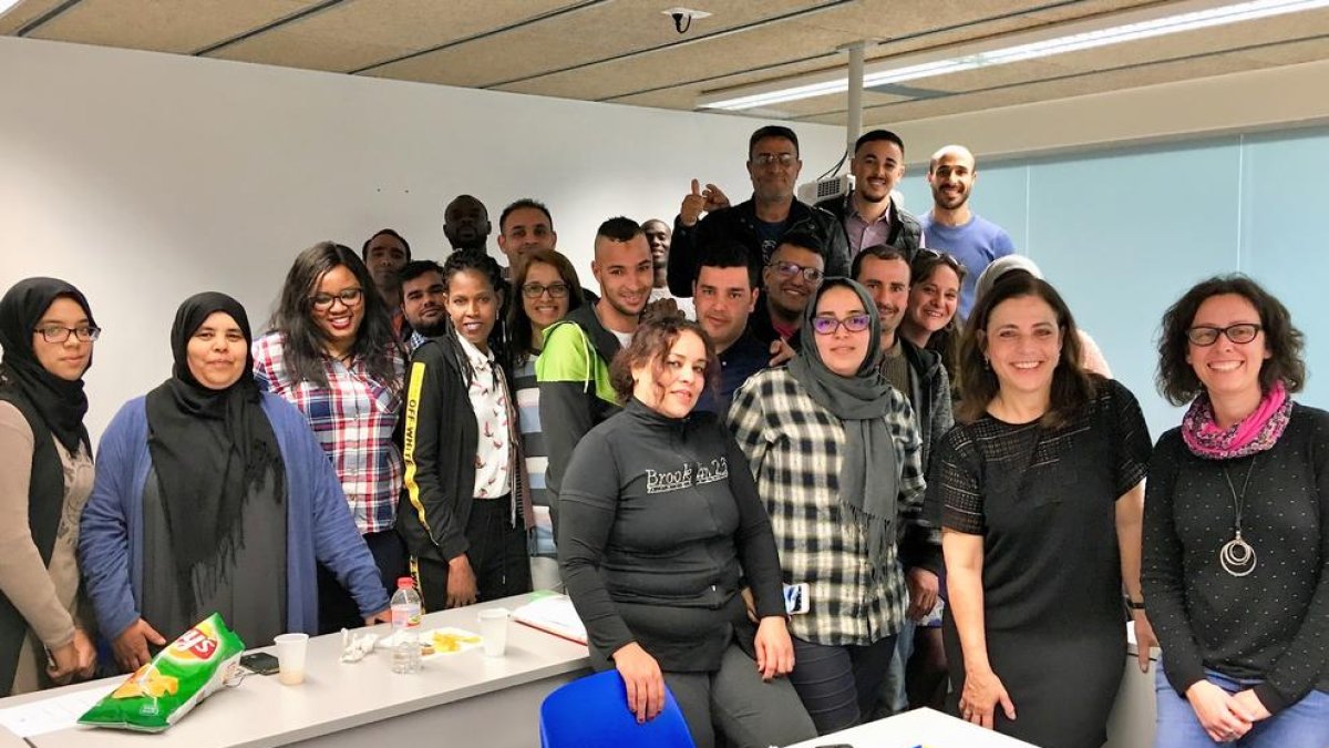 Una veintena de personas acaban un curso inicial de catalán en Cambrils