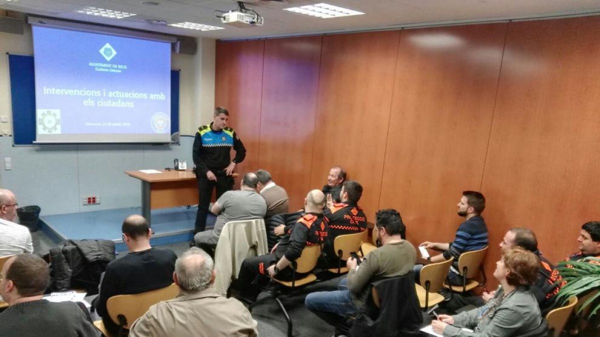 Els voluntaris de Protecció Civil es formen en telecomunicacions i atenció ciutadana