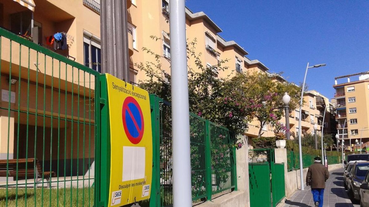 Senyals de prohibit aparcar per obres mes i mig després de fer-les