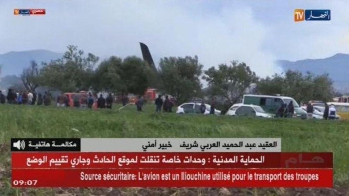 Moren 105 militars algerians en estavellar-se un avió prop d'Alger