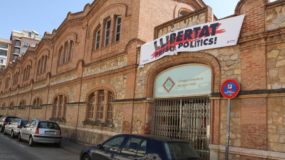 La pancarta sobre 'presos polítcs' ja penja al Consell Comarcal del Baix Camp