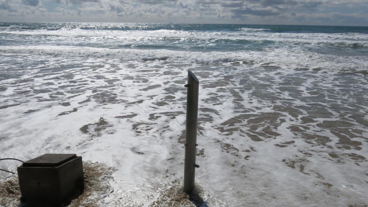 El temporal marítimo se 'come' la playa Larga de Tarragona