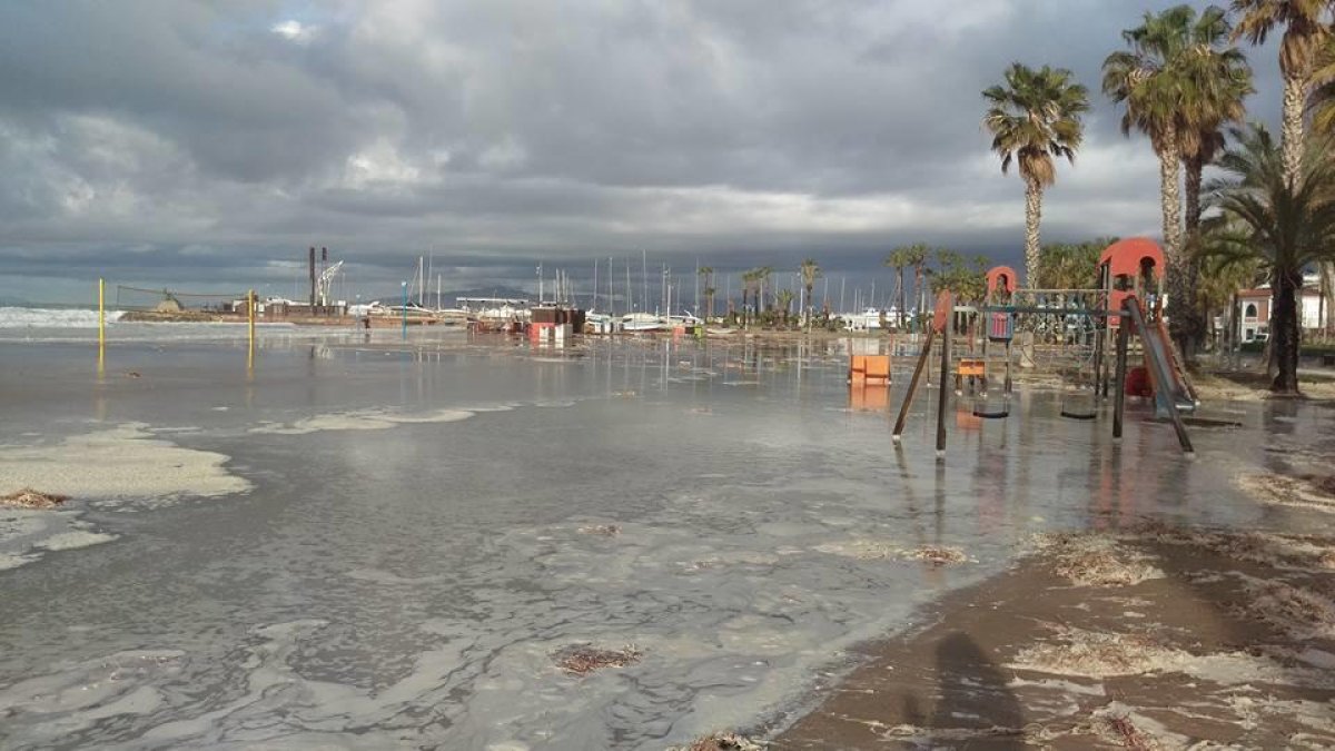 El temporal marítim es 'menja' la platja Llarga de Tarragona